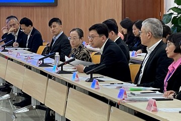 勞工及福利局局長孫玉菡今日(四月二十四日)下午率領香港社福界考察團在廣東省訪問期間,在廣州聯同粵港澳大灣區九市民政局出席由廣東省民政廳主持的「粵港心連心•社福開新篇」交流座談會。圖示孫玉菡(前排右三)在座談會發表講話。