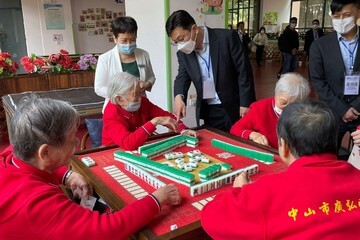 勞工及福利局局長孫玉菡今日(四月二十六日)上午率領香港社福界考察團在廣東省訪問期間,探訪中山市一間頤養院。圖示孫玉菡(站立,中)了解院友日常活動。