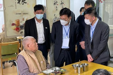 The Secretary for Labour and Welfare, Mr Chris Sun, led the Hong Kong social welfare sector delegation on a visit to Guangdong and visited a residential care home for the elderly in Zhongshan Municipality this morning (April 26). Photo shows Mr Sun (standing, front row, centre) chatting with a resident from Hong Kong.