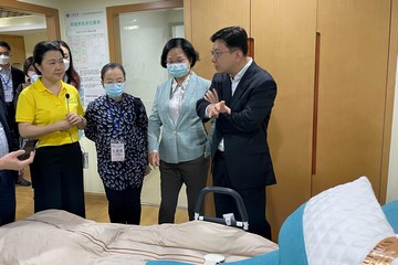 勞工及福利局局長孫玉菡昨日(四月二十五日)上午率領香港社福界考察團在廣東省訪問期間,到訪廣州市社區居家養老服務綜合示範中心。圖示孫玉菡(右一)在勞工及福利局康復專員王秀慧(右三)陪同下,了解床上電動輔助支架如何協助長者居家安老。