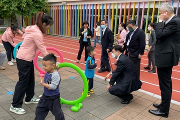 勞工及福利局局長孫玉菡昨日(四月二十五日)上午率領香港社福界考察團在廣東省訪問期間,參觀廣東省殘疾人康復中心及廣東省殘疾兒童康復教育中心,視察為不同特殊需要兒童提供的教育及訓練活動。圖示孫玉菡(前排中)與兒童交談。