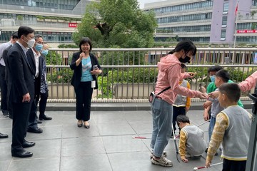 勞工及福利局局長孫玉菡(左一)昨日(四月二十五日)上午率領香港社福界考察團在廣東省訪問期間,參觀廣東省殘疾人康復中心及廣東省殘疾兒童康復教育中心,視察為不同特殊需要兒童提供的教育及訓練活動。