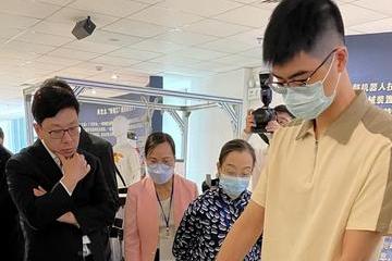 The Secretary for Labour and Welfare, Mr Chris Sun, led the Hong Kong social welfare sector delegation on a visit to Guangdong and visited the Guangdong Provincial Cultural Sports and Rehabilitation Assistive Devices Center for People with Disabilities yesterday morning (April 25). Photo shows Mr Sun (back row, left) observing how a rollator works.