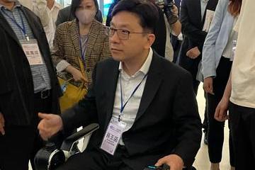 The Secretary for Labour and Welfare, Mr Chris Sun, led the Hong Kong social welfare sector delegation on a visit to Guangdong and visited the Guangdong Provincial Cultural Sports and Rehabilitation Assistive Devices Center for People with Disabilities yesterday morning (April 25). Photo shows Mr Sun (front) on a power wheelchair.