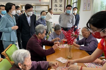 勞工及福利局局長孫玉菡昨日(四月二十五日)下午率領香港社福界考察團在廣東省訪問期間,探訪廣州市南沙區一間養老院。圖示孫玉菡(站立,前排左二)探望院內長者。
