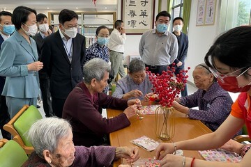 劳工及福利局局长孙玉菡昨日（四月二十五日）下午率领香港社福界考察团在广东省访问期间，探访广州市南沙区一间养老院。图示孙玉菡（站立，前排左二）探望院内长者。