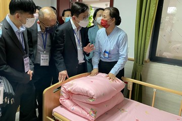 The Secretary for Labour and Welfare, Mr Chris Sun, led the Hong Kong social welfare sector delegation on a visit to Guangdong and visited a residential care home for the elderly in Nansha District of Guangzhou Municipality yesterday afternoon (April 25). Photo shows Mr Sun (front row, second right) talking to the care home's superintendent from Hong Kong on the residents' daily needs.