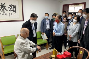 勞工及福利局局長孫玉菡昨日(四月二十五日)下午率領香港社福界考察團在廣東省訪問期間,探訪廣州市南沙區一間養老院。圖示孫玉菡(左二)向入住該院的港人問好。