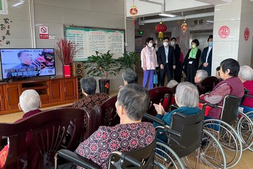 The Secretary for Labour and Welfare, Mr Chris Sun, led the Hong Kong social welfare sector delegation on a visit to Guangdong and visited a residential care home for the elderly in Zhongshan Municipality this morning (April 26). Photo shows Mr Sun (standing, front row, second left) observing residents' daily lives