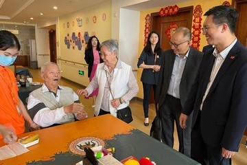 勞工及福利局副局長何啟明今日(四月二十七日)考察廣州的安老院。圖示(右起)何啟明及社會福利署助理署長(安老服務)陳德義向在粵養老港人問好。