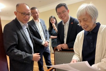 勞工及福利局副局長何啟明今日（四月二十七日）考察廣州的安老院。圖示何啟明（右二）及社會福利署助理署長（安老服務）陳德義（左一）了解在粵養老港人的生活。