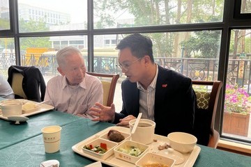 勞工及福利局副局長何啟明今日(四月二十七日)考察廣州的安老院。圖示何啟明(右)與在粵養老港人一同午膳。