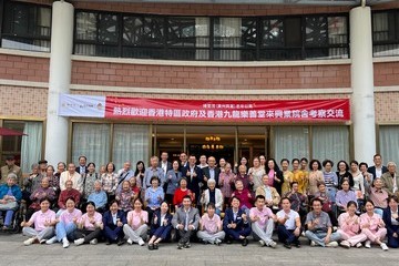 勞工及福利局副局長何啟明今日(四月二十七日)考察廣州的安老院。圖示何啟明與院友合照。