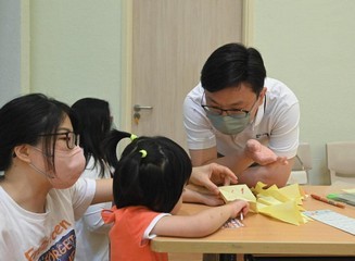 勞工及福利局(勞福局)局長孫玉菡今日(四月二十九日)率領勞福局及社會福利署(社署)義工隊探訪寶血兒童村,並期望更多人參與寄養服務。該村提供由社署資助的兒童住宿照顧服務,照顧三至18歲因種種原因而需要住宿服務的女童。勞福局常任秘書長劉焱及社會福利署署長李佩詩亦有同行。圖示孫玉菡(右一)與兒童玩遊戲。