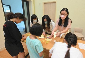 勞工及福利局(勞福局)局長孫玉菡今日(四月二十九日)率領勞福局及社會福利署(社署)義工隊探訪寶血兒童村,並期望更多人參與寄養服務。該村提供由社署資助的兒童住宿照顧服務,照顧三至18歲因種種原因而需要住宿服務的女童。勞福局常任秘書長劉焱及社會福利署署長李佩詩亦有同行。圖示劉焱(右)及李佩詩(左)與兒童玩遊戲。