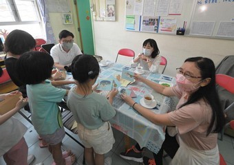 勞工及福利局(勞福局)局長孫玉菡今日(四月二十九日)率領勞福局及社會福利署(社署)義工隊探訪寶血兒童村,並期望更多人參與寄養服務。該村提供由社署資助的兒童住宿照顧服務,照顧三至18歲因種種原因而需要住宿服務的女童。勞福局常任秘書長劉焱及社會福利署署長李佩詩亦有同行。圖示(左起)孫玉菡、李佩詩及劉焱了解兒童的日常生活。
