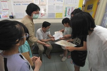 勞工及福利局(勞福局)局長孫玉菡今日(四月二十九日)率領勞福局及社會福利署(社署)義工隊探訪寶血兒童村,並期望更多人參與寄養服務。該村提供由社署資助的兒童住宿照顧服務,照顧三至18歲因種種原因而需要住宿服務的女童。勞福局常任秘書長劉焱及社會福利署署長李佩詩亦有同行。圖示兒童向孫玉菡(左三)送上心意卡。