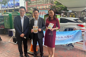 勞工及福利局局長孫玉菡今日(五月五日)聯同勞工及福利局副局長何啟明及勞工及福利局局長政治助理傅曉琳到灣仔街站,向市民講解完善地區治理建議方案。