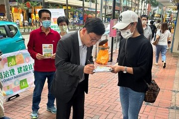 勞工及福利局局長孫玉菡今日(五月五日)聯同勞工及福利局副局長何啟明及勞工及福利局局長政治助理傅曉琳到灣仔街站,向市民講解完善地區治理建議方案。