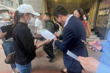 勞工及福利局局長孫玉菡今日(五月五日)聯同勞工及福利局副局長何啟明及勞工及福利局局長政治助理傅曉琳到灣仔街站,向市民講解完善地區治理建議方案。