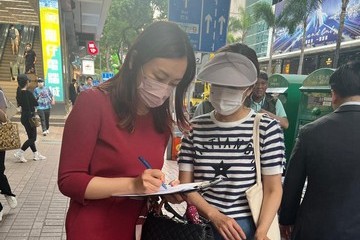 勞工及福利局局長孫玉菡今日(五月五日)聯同勞工及福利局副局長何啟明及勞工及福利局局長政治助理傅曉琳到灣仔街站,向市民講解完善地區治理建議方案。