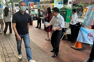 勞工及福利局局長孫玉菡今日(五月五日)聯同勞工及福利局副局長何啟明及勞工及福利局局長政治助理傅曉琳到灣仔街站,向市民講解完善地區治理建議方案。