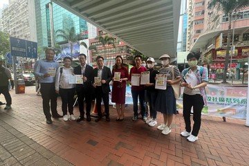 勞工及福利局局長孫玉菡今日(五月五日)聯同勞工及福利局副局長何啟明及勞工及福利局局長政治助理傅曉琳到灣仔街站,向市民講解完善地區治理建議方案。