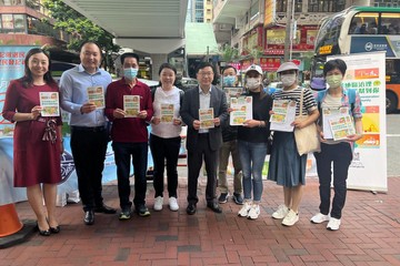 勞工及福利局局長孫玉菡今日(五月五日)聯同勞工及福利局副局長何啟明及勞工及福利局局長政治助理傅曉琳到灣仔街站,向市民講解完善地區治理建議方案。