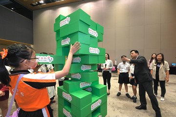 兒童事務委員會今日(五月五日)舉行交流會,就新冠疫情後回復正常校園生活時面對的挑戰,收集兒童和相關持份者的意見。圖示身兼委員會副主席的勞工及福利局局長孫玉菡(前排右一)與學生參與互動遊戲。