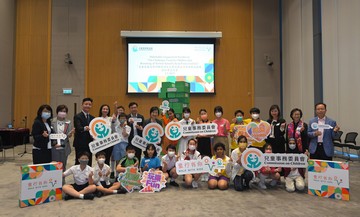 兒童事務委員會今日(五月五日)舉行交流會,就新冠疫情後回復正常校園生活時面對的挑戰,收集兒童和相關持份者的意見。圖示身兼委員會副主席的勞工及福利局局長孫玉菡(後排左六)及當然委員教育局局長蔡若蓮博士(後排左七)與委員及學生合照。