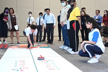 The Commission on Children (CoC) today (May 5) held an engagement session for collecting views of children and relevant stakeholders on the challenges of resuming normal school life after the COVID-19 epidemic. Photo shows the Secretary for Labour and Welfare and Vice-chairperson of the CoC, Mr Chris Sun (standing, fifth left), observing a student in a game.