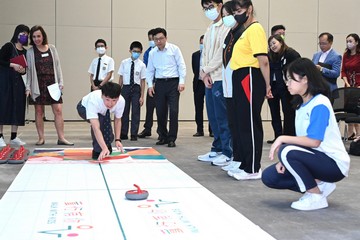 兒童事務委員會今日（五月五日）舉行交流會，就新冠疫情後回復正常校園生活時面對的挑戰，收集兒童和相關持份者的意見。圖示身兼委員會副主席的勞工及福利局局長孫玉菡（站立，左五）陪同學生玩遊戲。