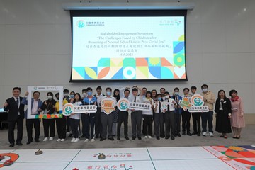 兒童事務委員會今日(五月五日)舉行交流會,就新冠疫情後回復正常校園生活時面對的挑戰,收集兒童和相關持份者的意見。圖示身兼委員會副主席的勞工及福利局局長孫玉菡(前排左八)與委員及學生合照。