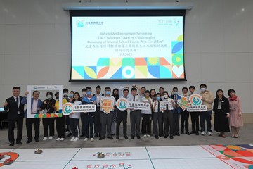 The Commission on Children (CoC) today (May 5) held an engagement session for collecting views of children and relevant stakeholders on the challenges of resuming normal school life after the COVID-19 epidemic. Photo shows the Secretary for Labour and Welfare and Vice-chairperson of the CoC, Mr Chris Sun (front row, eighth left), with members and students.