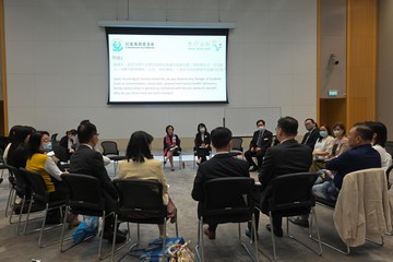 兒童事務委員會今日(五月五日)舉行交流會,就新冠疫情後回復正常校園生活時面對的挑戰,收集兒童和相關持份者的意見。交流會由兒童事務委員會非官方委員主持各分組討論環節,聆聽中小學生、家長、校長、教師、社工及醫護專業人員的意見。