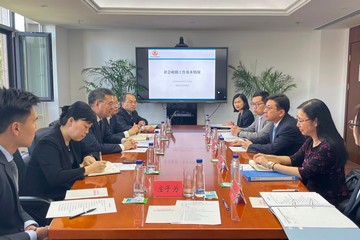 勞工及福利局局長孫玉菡今日(五月八日)展開在北京的訪問行程。勞工及福利局常任秘書長劉焱亦有隨行。圖示孫玉菡(右三)上午在劉焱(右二)陪同下,拜會民政部社會救助司司長劉喜堂(左三)及養老服務司副司長李永新(左四),就社會救助政策及長者社區和院舍照顧服務等交換意見。