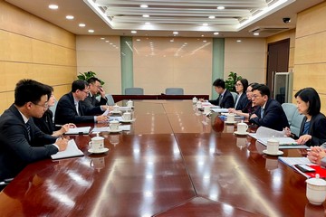 勞工及福利局局長孫玉菡今日(五月八日)展開在北京的訪問行程。勞工及福利局常任秘書長劉焱亦有隨行。圖示孫玉菡(右三)下午拜會商務部對外投資和經濟合作司副司長劉民強(左三),就對港勞務合作監督管理工作交換意見。