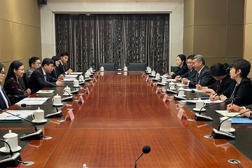 勞工及福利局局長孫玉菡今日（五月八日）展開在北京的訪問行程。勞工及福利局常任秘書長劉焱亦有隨行。圖示孫玉菡（左三）上午與中華全國總工會代表會面，交流勞工權益事務。