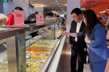 The Secretary for Labour and Welfare, Mr Chris Sun, today (May 8) started his visit in Beijing. The Permanent Secretary for Labour and Welfare, Ms Alice Lau, also joined the visit. Photo shows Mr Sun (second right) taking a look at nutritional meals for the elderly in his visit to the first elderly meal delivery centre in Xicheng District of Beijing around noon.