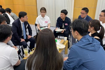 勞工及福利局局長孫玉菡今日(五月八日)展開在北京的訪問行程。勞工及福利局常任秘書長劉焱亦有隨行。圖示孫玉菡(後排左一)傍晚與在北京就讀的大學生交流,介紹香港一系列優化人才入境措施。