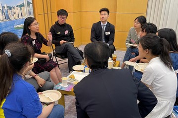 勞工及福利局局長孫玉菡今日(五月八日)展開在北京的訪問行程。勞工及福利局常任秘書長劉焱亦有隨行。圖示劉焱(後排左一)傍晚與在北京就讀的大學生交流,介紹香港一系列優化人才入境措施。