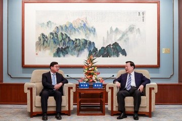 The Secretary for Labour and Welfare, Mr Chris Sun, today (May 9) continued his visit in Beijing. The Permanent Secretary for Labour and Welfare, Ms Alice Lau, also joined the visit. Photo shows Mr Sun (left) calling on the Director of the Hong Kong and Macao Affairs Office of the State Council, Mr Xia Baolong (right), in the morning.