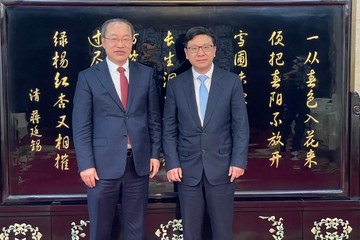 勞工及福利局局長孫玉菡今日(五月九日)繼續在北京的訪問行程。勞工及福利局常任秘書長劉焱亦有隨行。圖示孫玉菡(右)下午拜會人力資源和社會保障部副部長俞家棟(左),就吸引人才和勞工政策等交換意見。