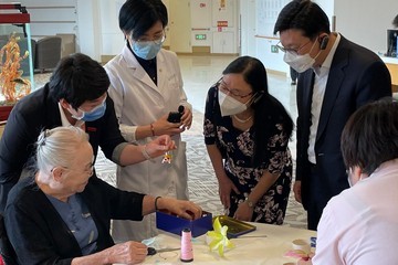 勞工及福利局局長孫玉菡今日(五月十日)結束在北京的訪問行程。勞工及福利局常任秘書長劉焱亦有隨行。圖示孫玉菡(右一)及劉焱(右二)上午到訪一個養老園區,並向一位100歲的婆婆問好,向她請教做手工藝品的心得。