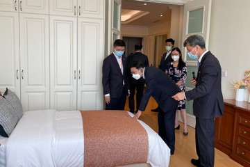 The Secretary for Labour and Welfare, Mr Chris Sun, today (May 10) concluded his visit in Beijing. The Permanent Secretary for Labour and Welfare, Ms Alice Lau, also joined the visit. Photo shows Mr Sun (front row, left) and Ms Lau (back row, first right) taking a look at a quality residential care place for the elderly in their visit to a residential care area for the elderly this morning.