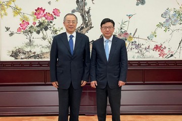 The Secretary for Labour and Welfare, Mr Chris Sun, today (May 10) concluded his visit in Beijing. The Permanent Secretary for Labour and Welfare, Ms Alice Lau, also joined the visit. Photo shows Mr Sun (right) and the Executive Vice President and Director General of the China Enterprise Confederation, Mr Zhu Hongren (left), before a meeting this morning.