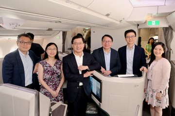 The Chief Secretary for Administration, Mr Chan Kwok-ki, attended the Cathay Pacific Community Flight 2023 of the Strive and Rise Programme today (May 21). Photo shows Mr Chan (third right); the Permanent Secretary for Labour and Welfare, Ms Alice Lau (second left); the Chief Executive Officer of the Cathay Pacific Group, Mr Ronald Lam (second right); the Chief Executive Officer of the Airport Authority Hong Kong, Mr Fred Lam (third left), and other guests of the programme.

