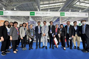 The Under Secretary for Labour and Welfare, Mr Ho Kai-ming, led the Hong Kong, China delegation comprising representatives of the Labour and Welfare Bureau and the Social Welfare Department to visit Beijing on May 20 afternoon to attend the Rehabilitation International Centennial Celebration. Photo shows Mr Ho touring the Care and Rehabilitation Expo China on May 21 afternoon.