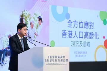 The Starting a New Chapter in Hong Kong Social Welfare Summit cum Inaugural Ceremony of Hong Kong Social Welfare Sector Heart to Heart Joint Action was held today (May 29). Photo shows the Secretary for Labour and Welfare, Mr Chris Sun, delivering a keynote speech at the Summit.