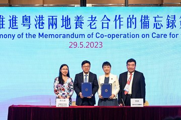 香港社福開新篇高峰會暨香港社福界心連心大行動成立典禮今日(五月二十九日)舉行。勞工及福利局(勞福局)局長孫玉菡(左二)與廣東省民政廳廳長張晨(右二)簽署《關於共同推進粵港兩地養老合作的備忘錄》。旁為勞福局常任秘書長劉焱(左一)和廣東省民政廳副廳長熊松(右一)。